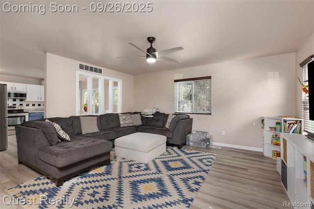 70 Fountain Park Drive, Waterford, MI 48327