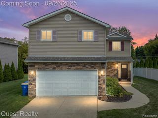 70 Fountain Park Drive, Waterford, MI 48327