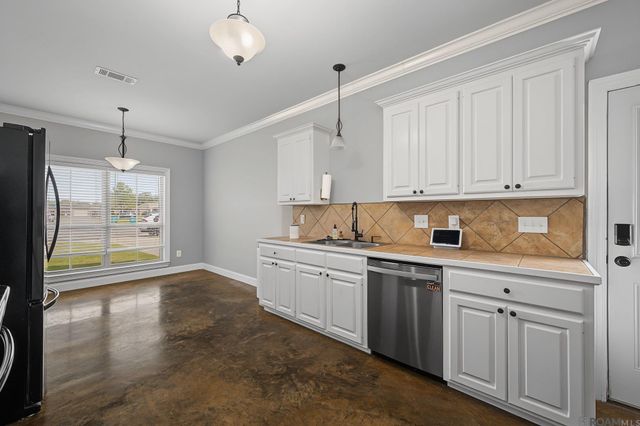32430 Creek Pointe Dr, Denham Springs, LA 70726