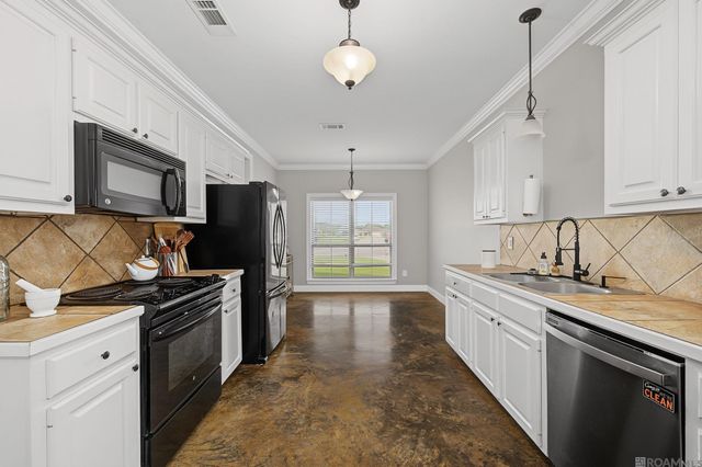 32430 Creek Pointe Dr, Denham Springs, LA 70726
