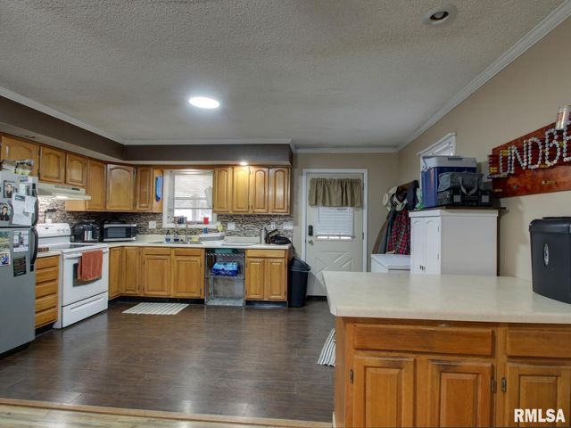 560 TREMONT Street, Barry, IL 62312