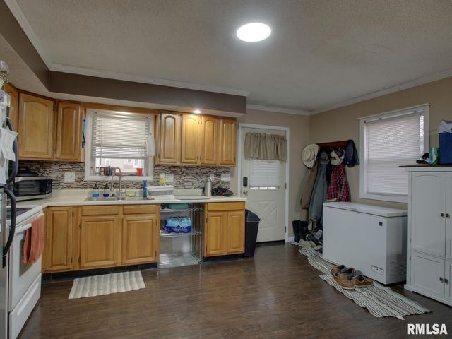 560 TREMONT Street, Barry, IL 62312