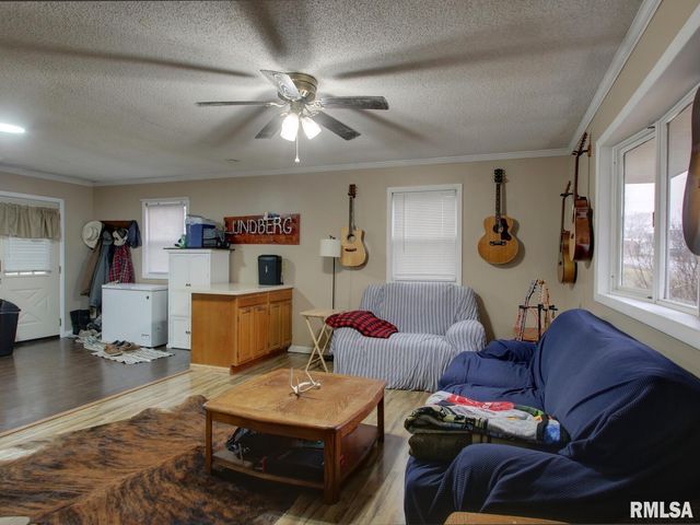 560 TREMONT Street, Barry, IL 62312