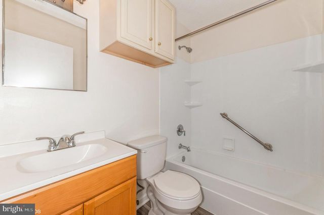 19 MOORING CT, Essex, MD 21221