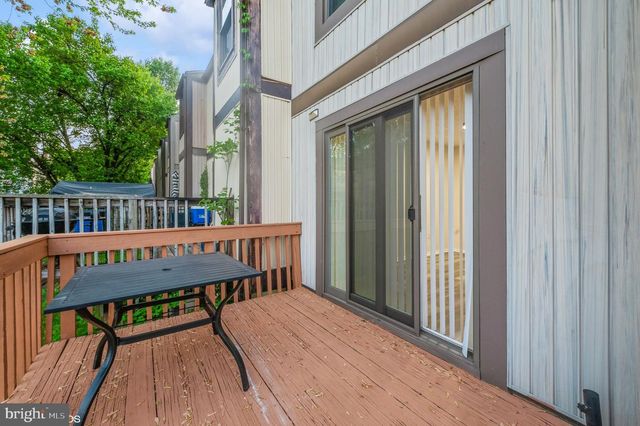 19 MOORING CT, Essex, MD 21221
