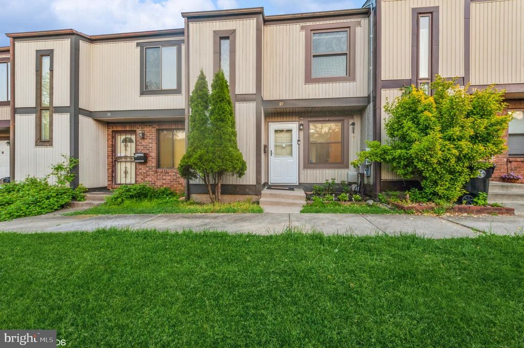 19 MOORING CT, Essex, MD 21221
