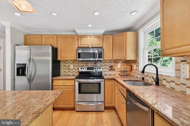 8471 GREAT LAKE LN, Springfield, VA 22153