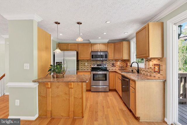 8471 GREAT LAKE LN, Springfield, VA 22153