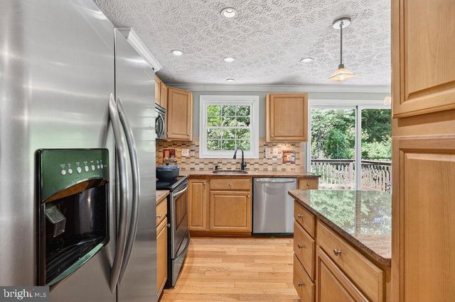 8471 GREAT LAKE LN, Springfield, VA 22153