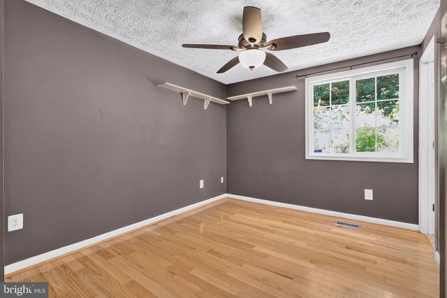 8471 GREAT LAKE LN, Springfield, VA 22153