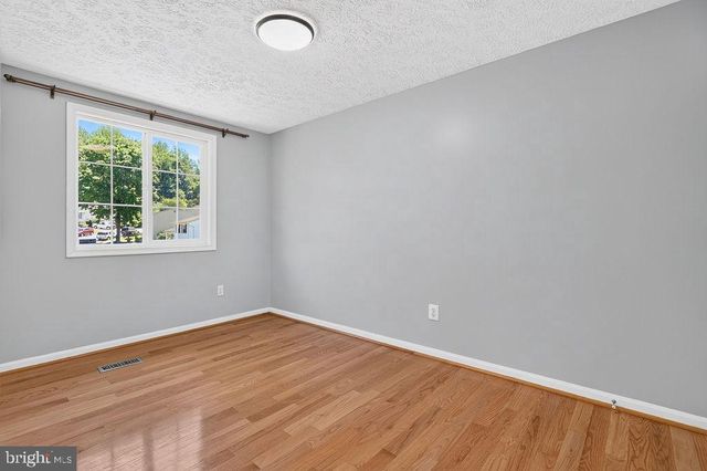 8471 GREAT LAKE LN, Springfield, VA 22153