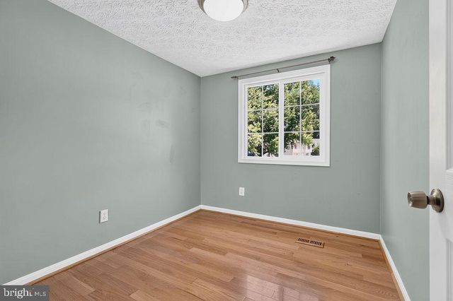 8471 GREAT LAKE LN, Springfield, VA 22153