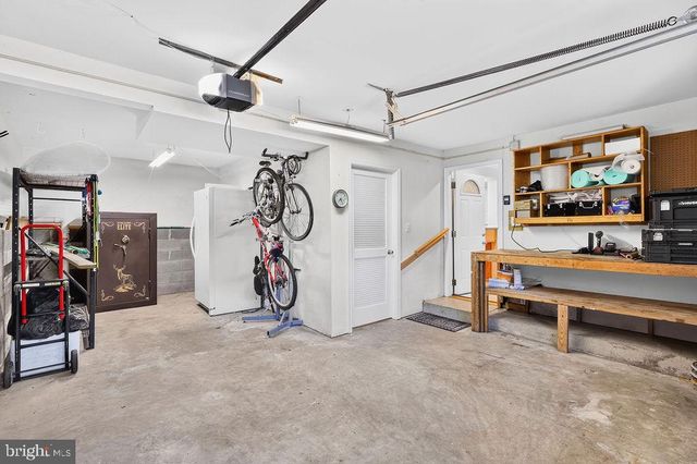 8471 GREAT LAKE LN, Springfield, VA 22153