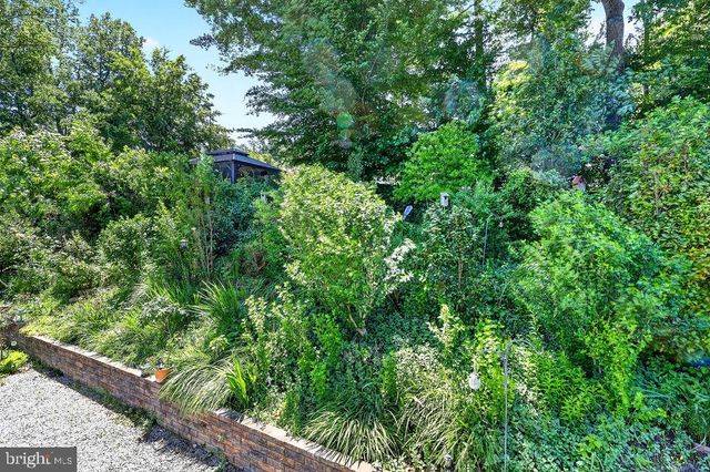 8471 GREAT LAKE LN, Springfield, VA 22153
