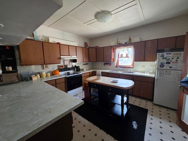 533 6TH Avenue N, Clinton, IA 52732