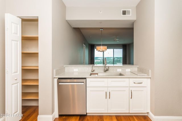 2801 S Ridgewood Ave Unit 807, South Daytona, FL 32119