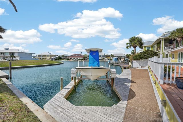 2 Paisano Lane, Rockport, TX 78382