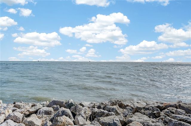 2 Paisano Lane, Rockport, TX 78382