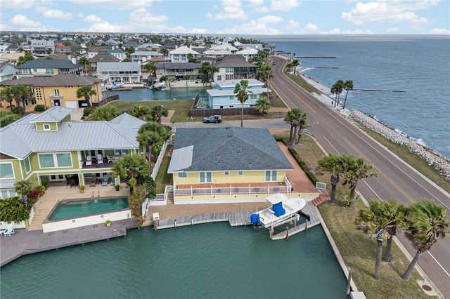 2 Paisano Lane, Rockport, TX 78382