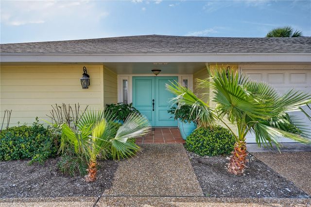 2 Paisano Lane, Rockport, TX 78382