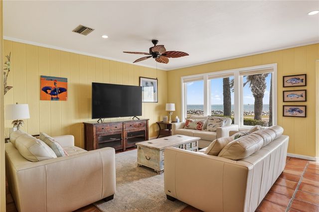 2 Paisano Lane, Rockport, TX 78382