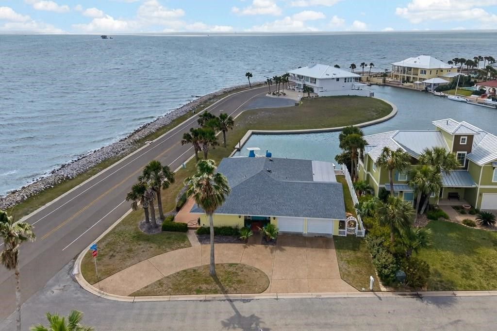 2 Paisano Lane, Rockport, TX 78382