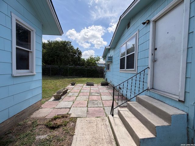 327 Blakeley Dr, San Antonio, TX 78209