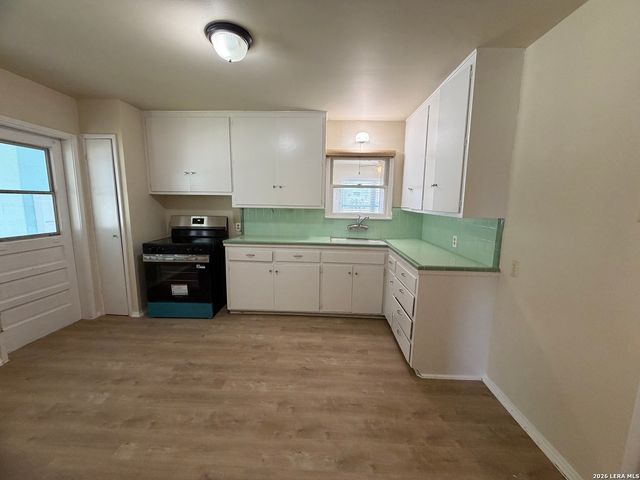 327 Blakeley Dr, San Antonio, TX 78209