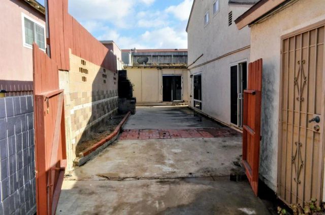 5851 Division Street, San Diego, CA 92114