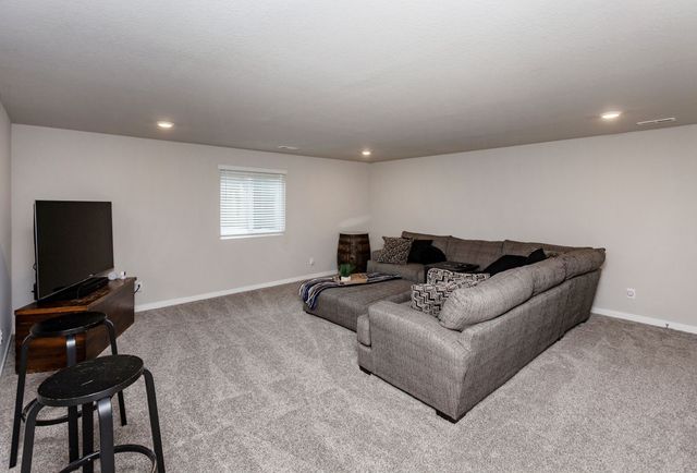 9904 NW 82nd Avenue, Johnston, IA 50131