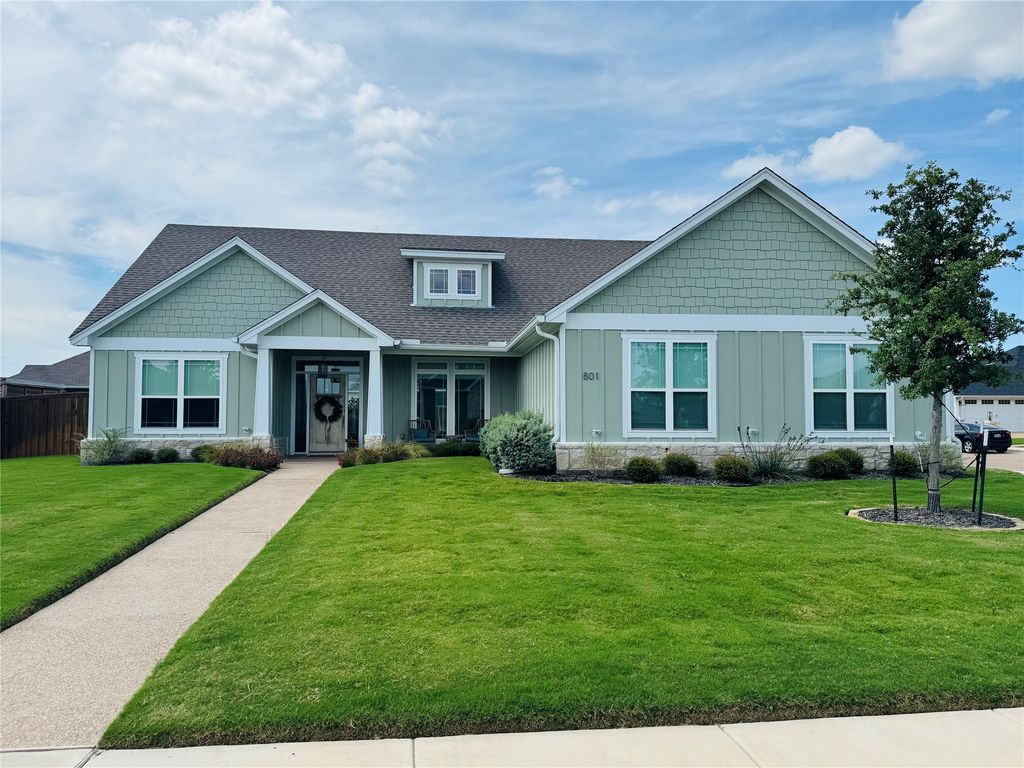 801 Secretariat Drive, Hewitt, TX 76643