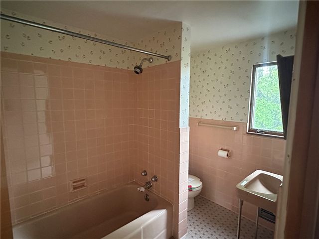 2 Emerson St, Uniontown, PA 15401