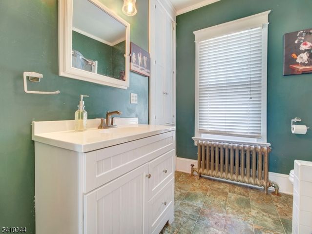 14 Clinton St, Newton Town, NJ 07860