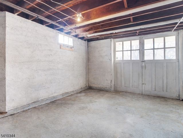 14 Clinton St, Newton Town, NJ 07860