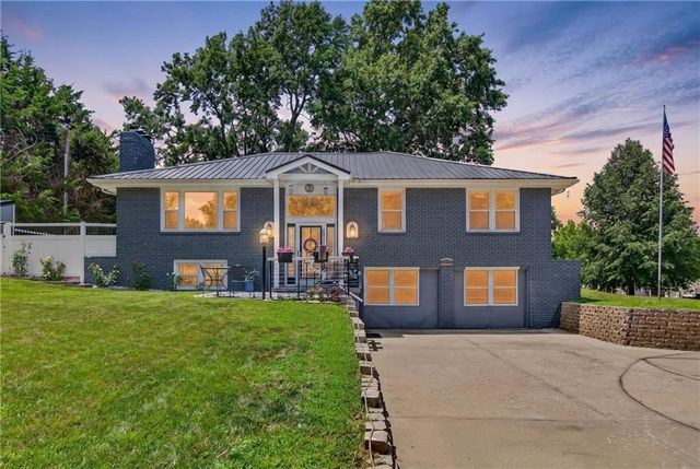 3204 SW Shadow Brook Drive, Blue Springs, MO 64015