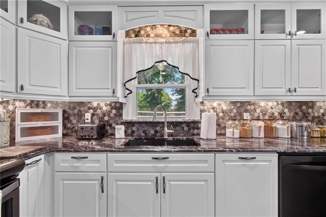 3204 SW Shadow Brook Drive, Blue Springs, MO 64015