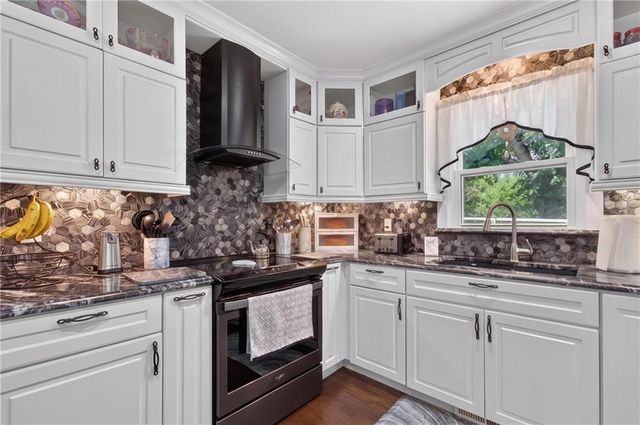 3204 SW Shadow Brook Drive, Blue Springs, MO 64015