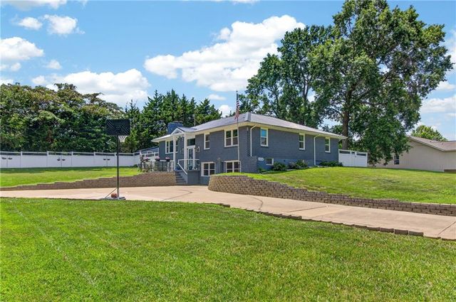 3204 SW Shadow Brook Drive, Blue Springs, MO 64015