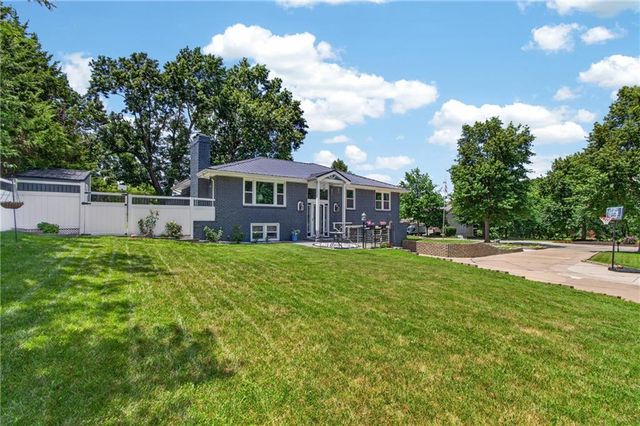3204 SW Shadow Brook Drive, Blue Springs, MO 64015