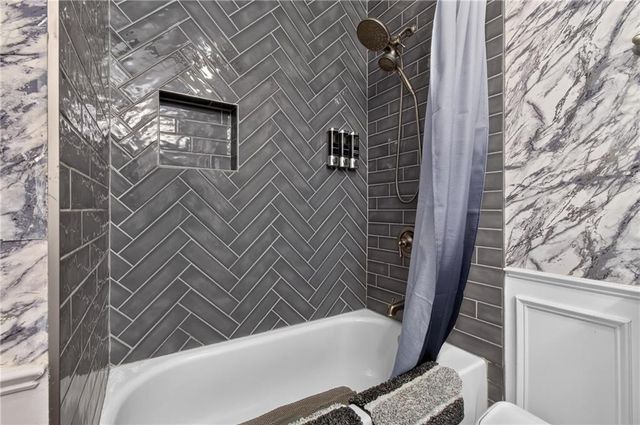 3204 SW Shadow Brook Drive, Blue Springs, MO 64015