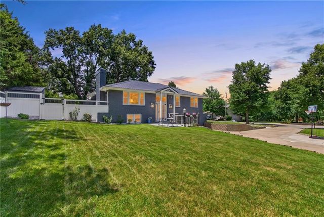 3204 SW Shadow Brook Drive, Blue Springs, MO 64015