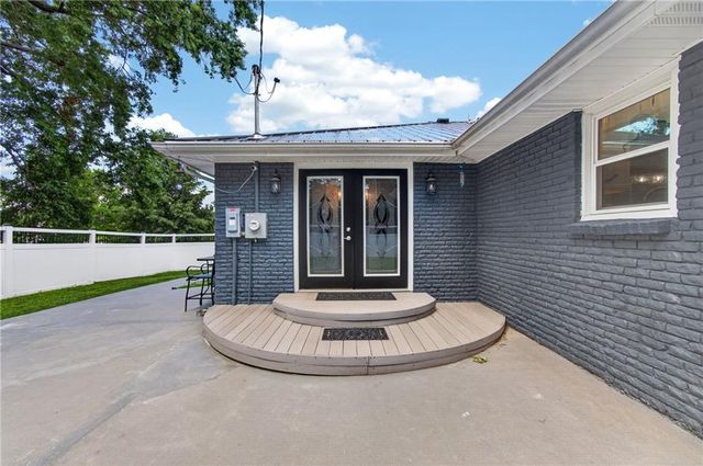 3204 SW Shadow Brook Drive, Blue Springs, MO 64015