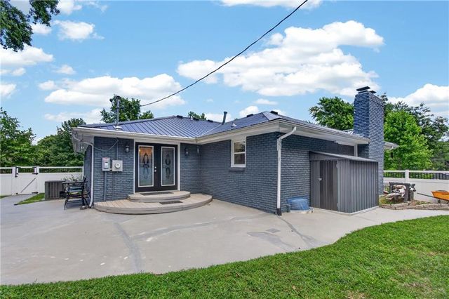 3204 SW Shadow Brook Drive, Blue Springs, MO 64015