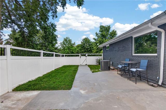 3204 SW Shadow Brook Drive, Blue Springs, MO 64015
