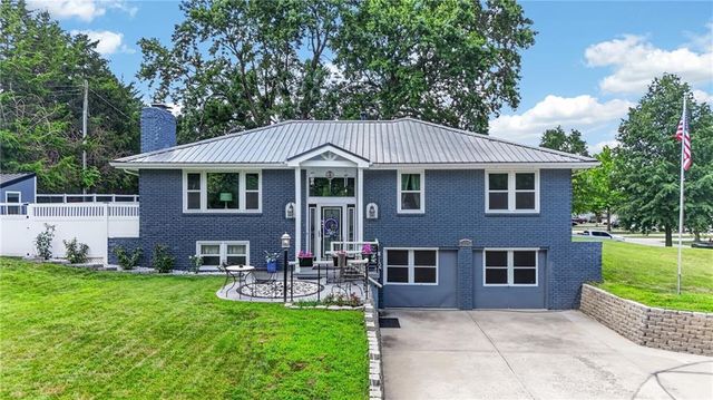 3204 SW Shadow Brook Drive, Blue Springs, MO 64015