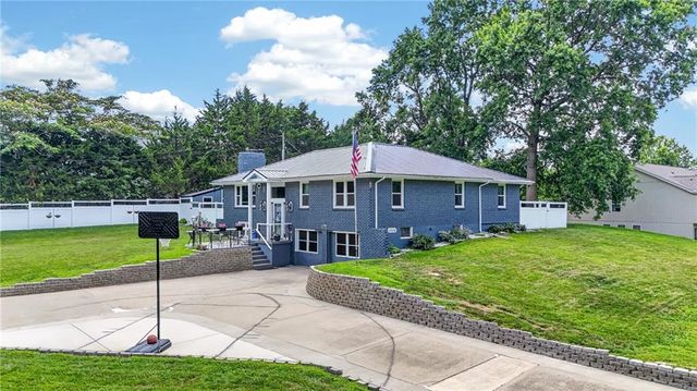 3204 SW Shadow Brook Drive, Blue Springs, MO 64015