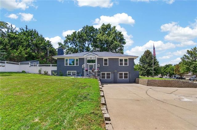 3204 SW Shadow Brook Drive, Blue Springs, MO 64015