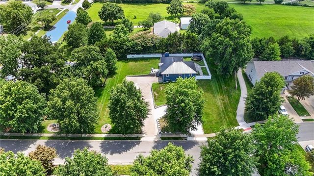 3204 SW Shadow Brook Drive, Blue Springs, MO 64015
