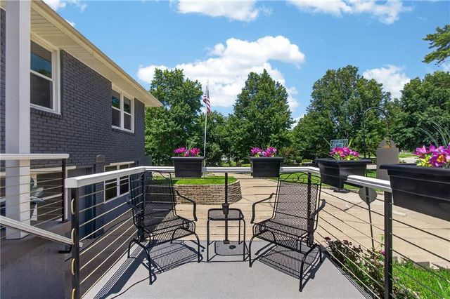 3204 SW Shadow Brook Drive, Blue Springs, MO 64015