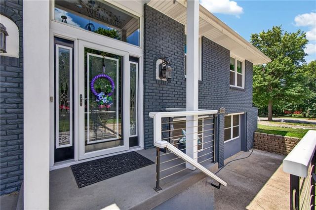 3204 SW Shadow Brook Drive, Blue Springs, MO 64015
